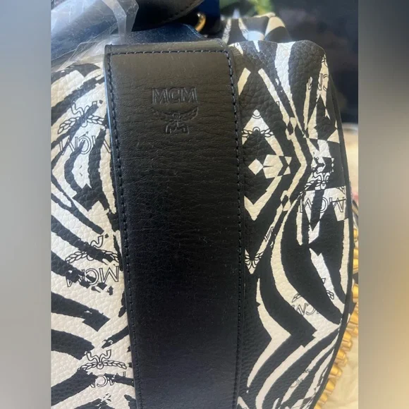 MCM FUNKY ZEBRA WEEKENDER TRAVEL BAG - Picture 3 of 16